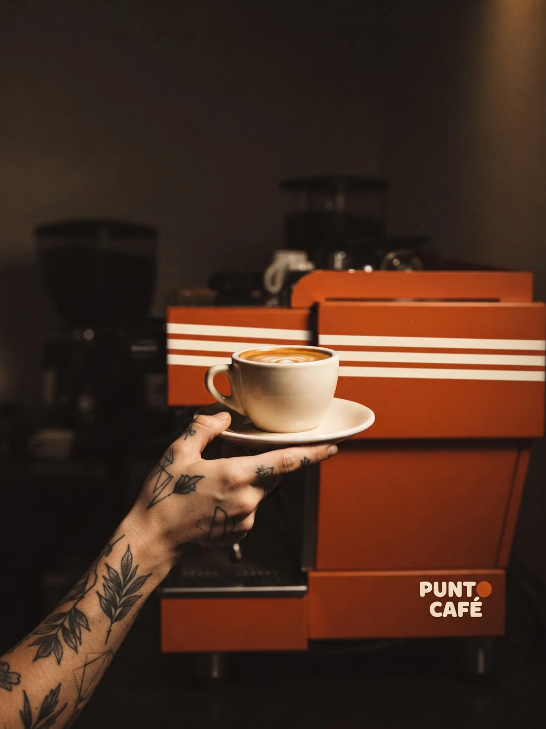 Punto Café — barista en barra